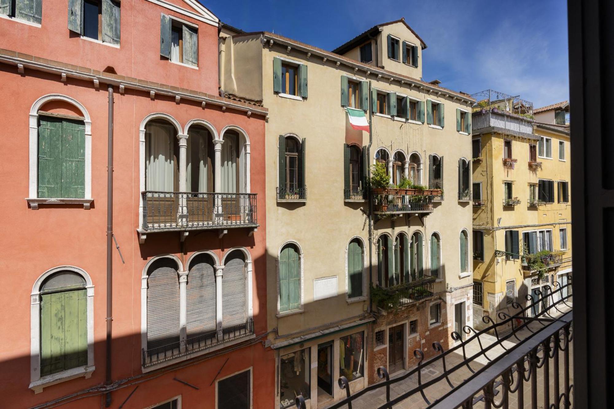 Apartment La Dimora Di Lady J Amazing Brandnew With 6 Luxury Bedrooms!